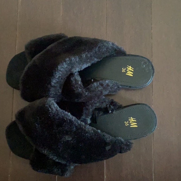 H&M Slippers - Picture 4 of 6